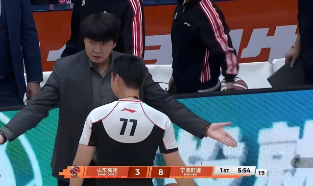 克里斯犯浑！山东男篮逆袭：高诗岩惊艳15分，18岁俊才3分钟燃爆