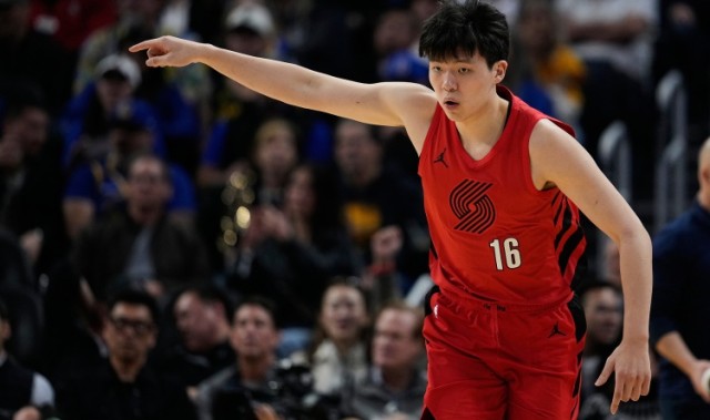 拓记：杨瀚森半场毫不费力得到两双 空位上篮&amp;放篮可以做得更好